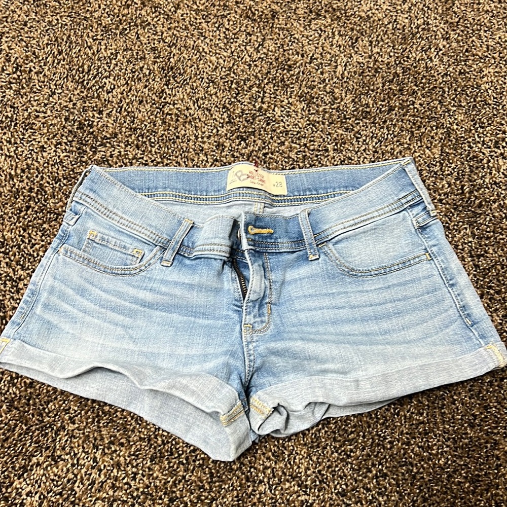 Women jean shorts. Size 7. Low waisted.